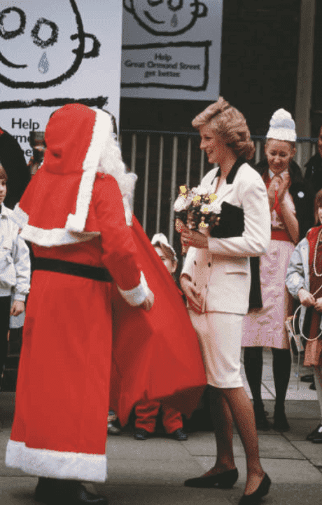 La princesse Diana parle à des patients lors d'une visite au Great Ormond Street Hospital, le 3 décembre 1987, Londres, Angleterre | Source: Jayne Fincher / Archives de la princesse Diana / Getty Images