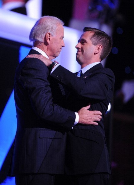  Joe Biden embraces his son, Beau, before his speech to the Democratic National Convention in Denver, Colorado, Wednesday, August 27, 2008 | Photo: Getty Images
