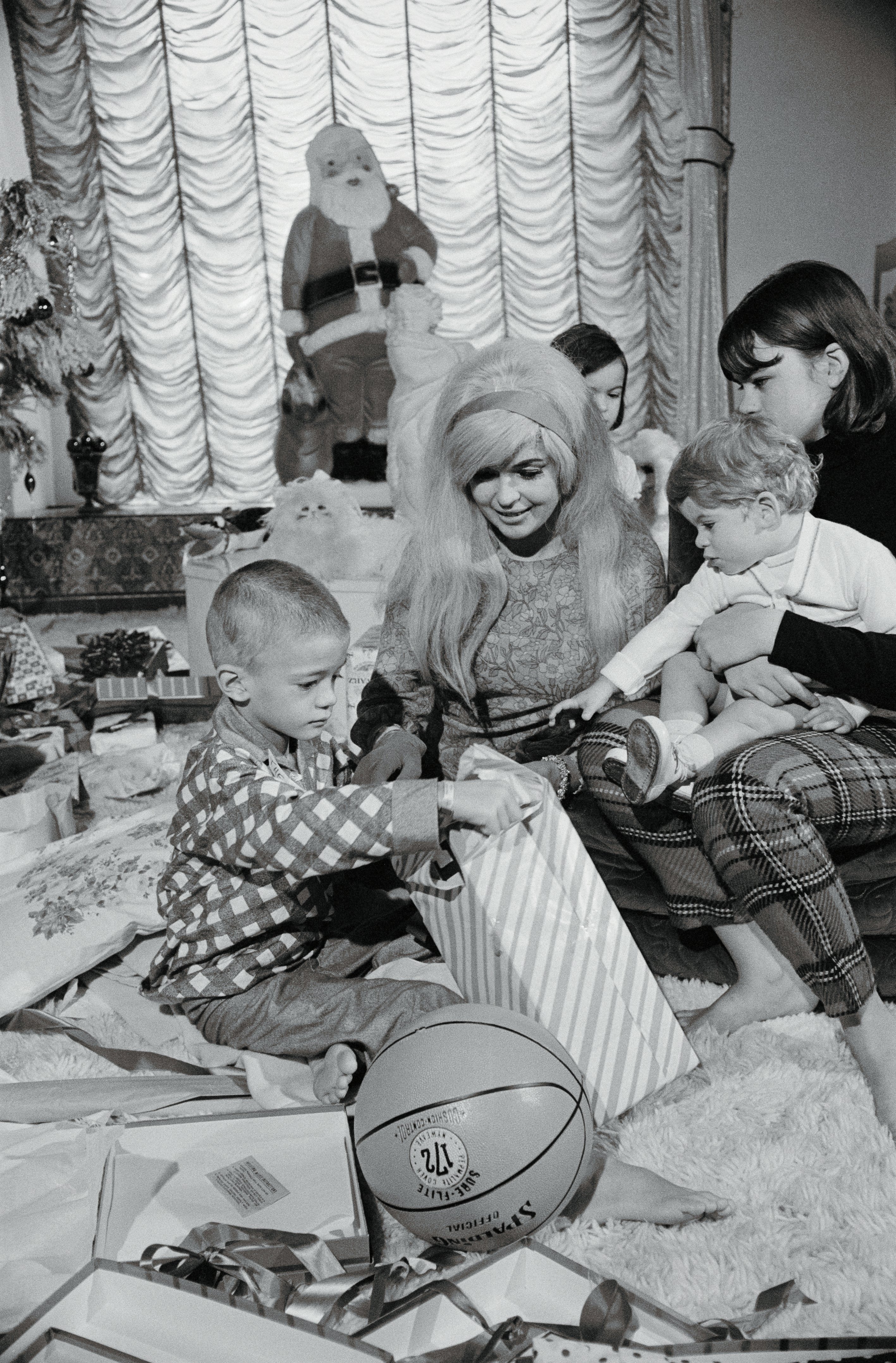 Jayne Mansfield con Zoltan, Mariska, Jayne Marie, y Tony en Navidad, 1966. | Foto: Getty Images
