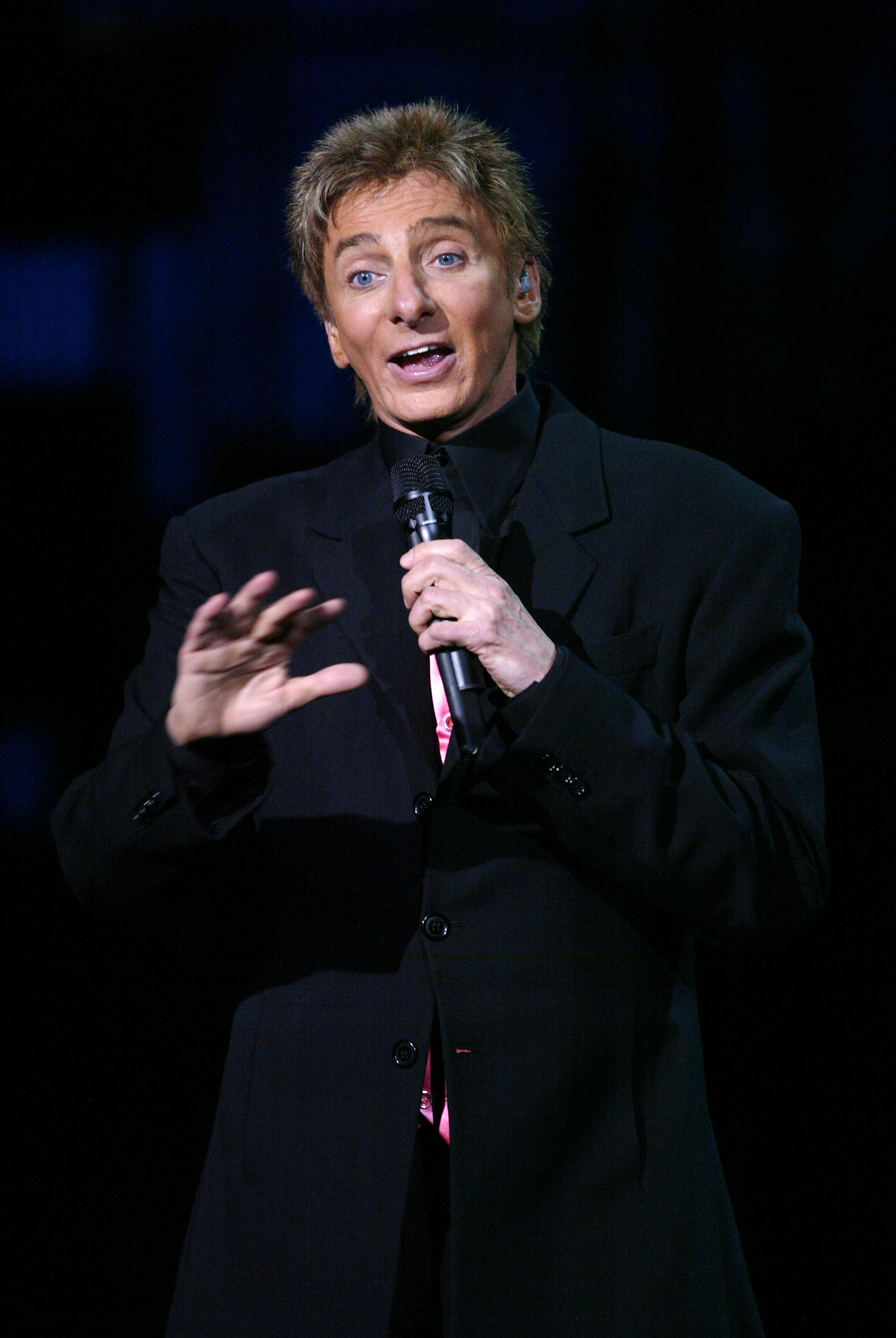 Manilow remained a highly visible performer in 2005 as he began his Las Vegas run. Photos from this period show the fuller midface and open eye area that later became part of Motykie's comparison of Manilow's changing appearance. | Source: Getty Images