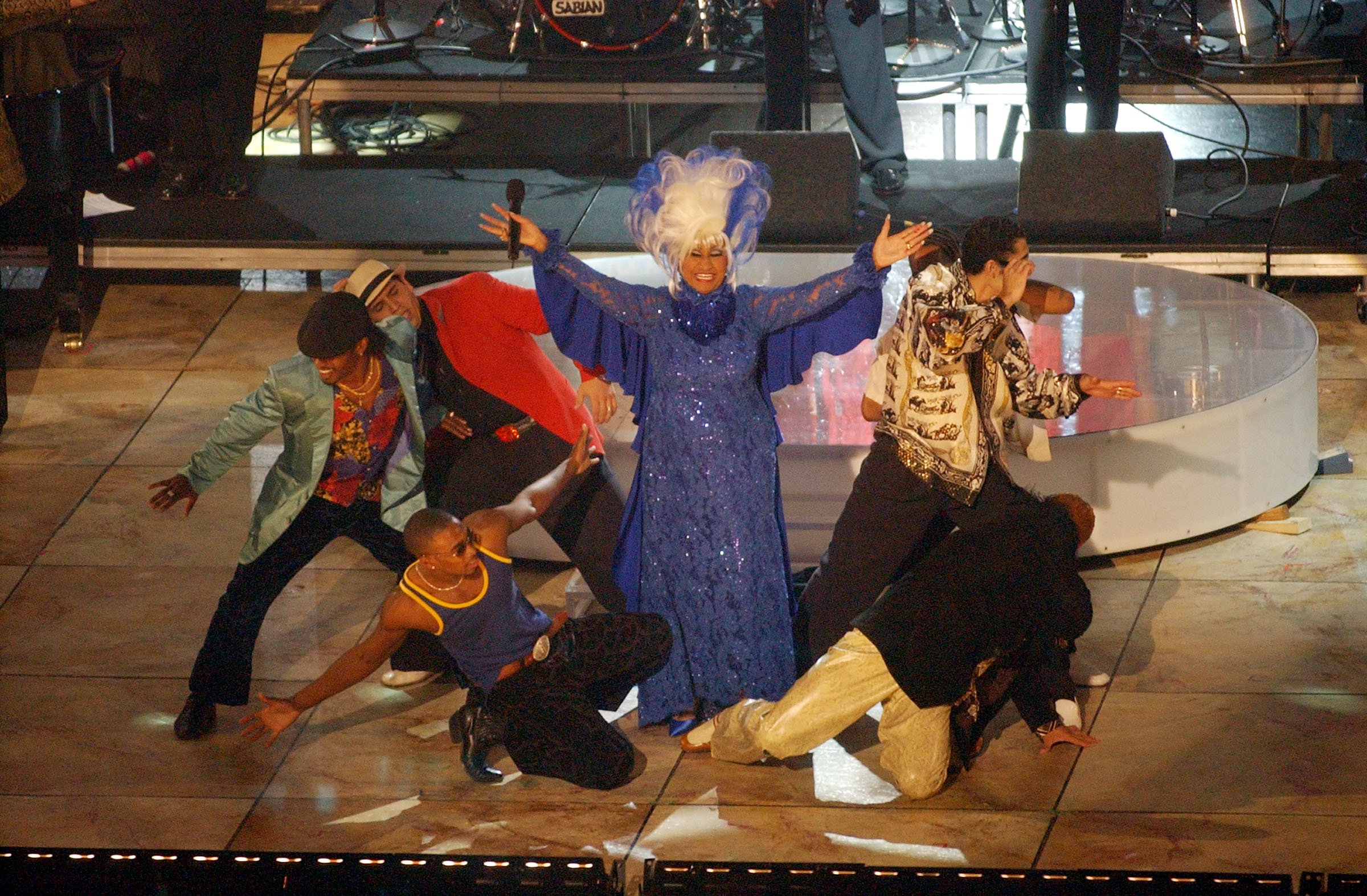 Celia Cruz canta "La Negra Tiene Tumbao" en los 3° Premios Grammy Latinos en el Teatro Kodiak de Hollywood, California en septiembre de 2002 || Fuente: Getty Images Celia Cruz canta "La Negra Tiene Tumbao" en los 3° Premios Grammy Latinos en el Teatro Kodiak de Hollywood, California en septiembre de 2002 || Fuente: Getty Images