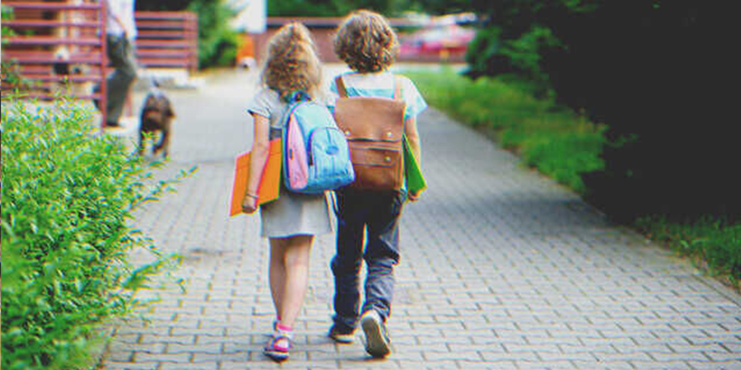 Niños caminando lado a lado. | Foto: Shutterstock