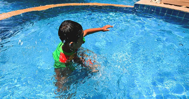 Un enfant joue dans l'eau.| Photo : Getty Images