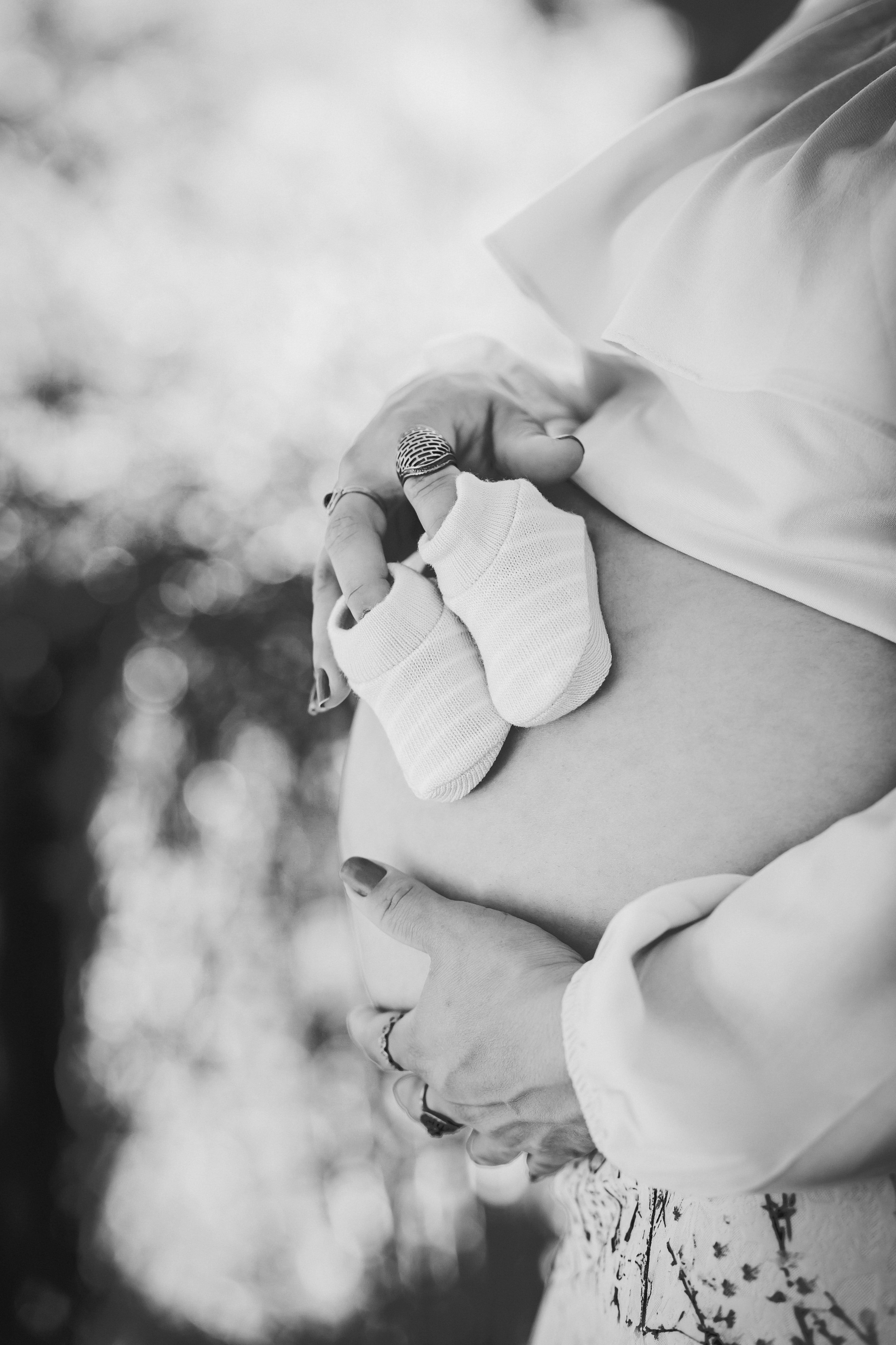 Graustufenfoto des schwangeren Bauches. | Quelle: Pexels
