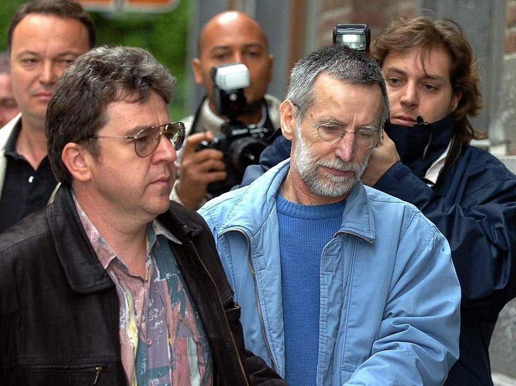 Michel Fourniret arrive au palais de justice de Dinant le 01 juillet 2004. | Photo : Getty Images