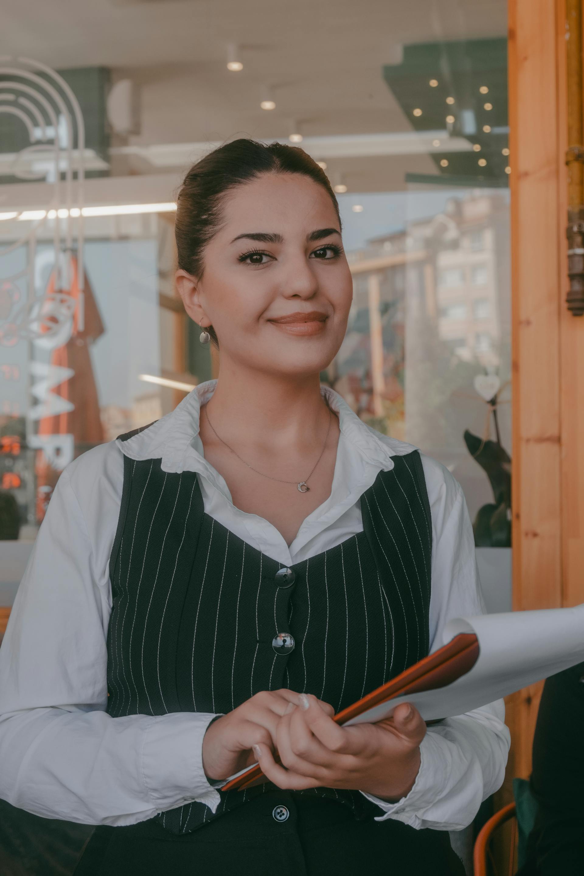 A smiling waitress | Source: Pexels