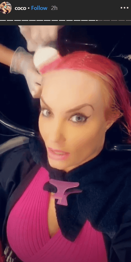 Coco Austin getting her pink hair done | Photo: Instagram/@cocoaustin