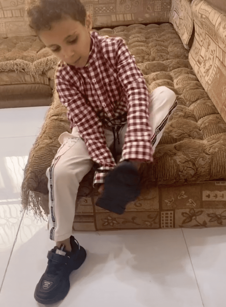 Boy tries on his new sneakers | Photo: TikTok/@itsnastynaz