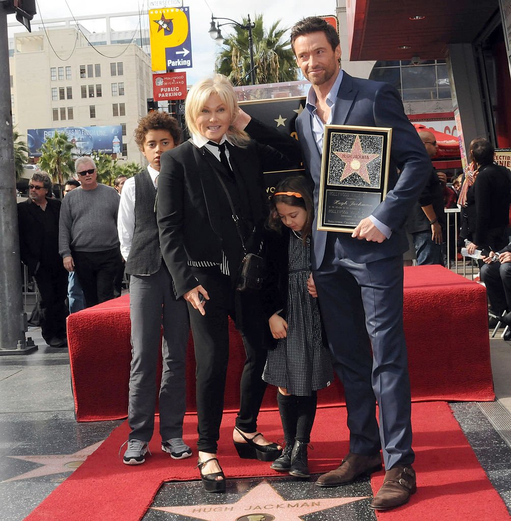Deborra-Lee Furness, Hugh Jackman, Oscar, y Ava en el Hollywood Walk Of Fame, 2012. | Foto: Getty Images