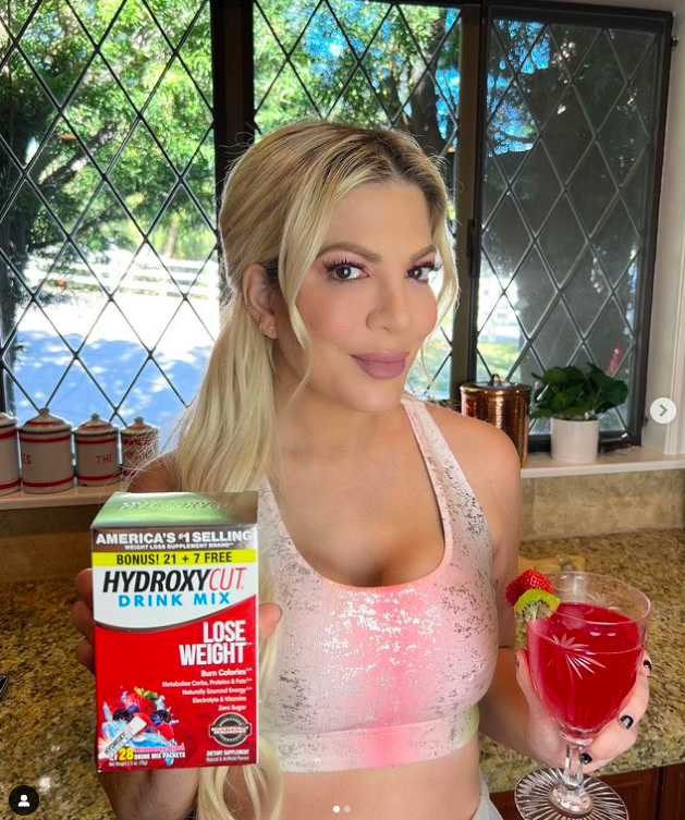 Tori Spelling posing for a picture posted on February 13, 2022 | Source: Instagram/torispelling