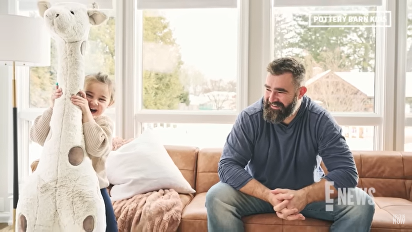 Jason Kelce and his daughter pictured inside their remodeled kids playroom at their home in Pennslyvania. | Source: YouTube/E!News