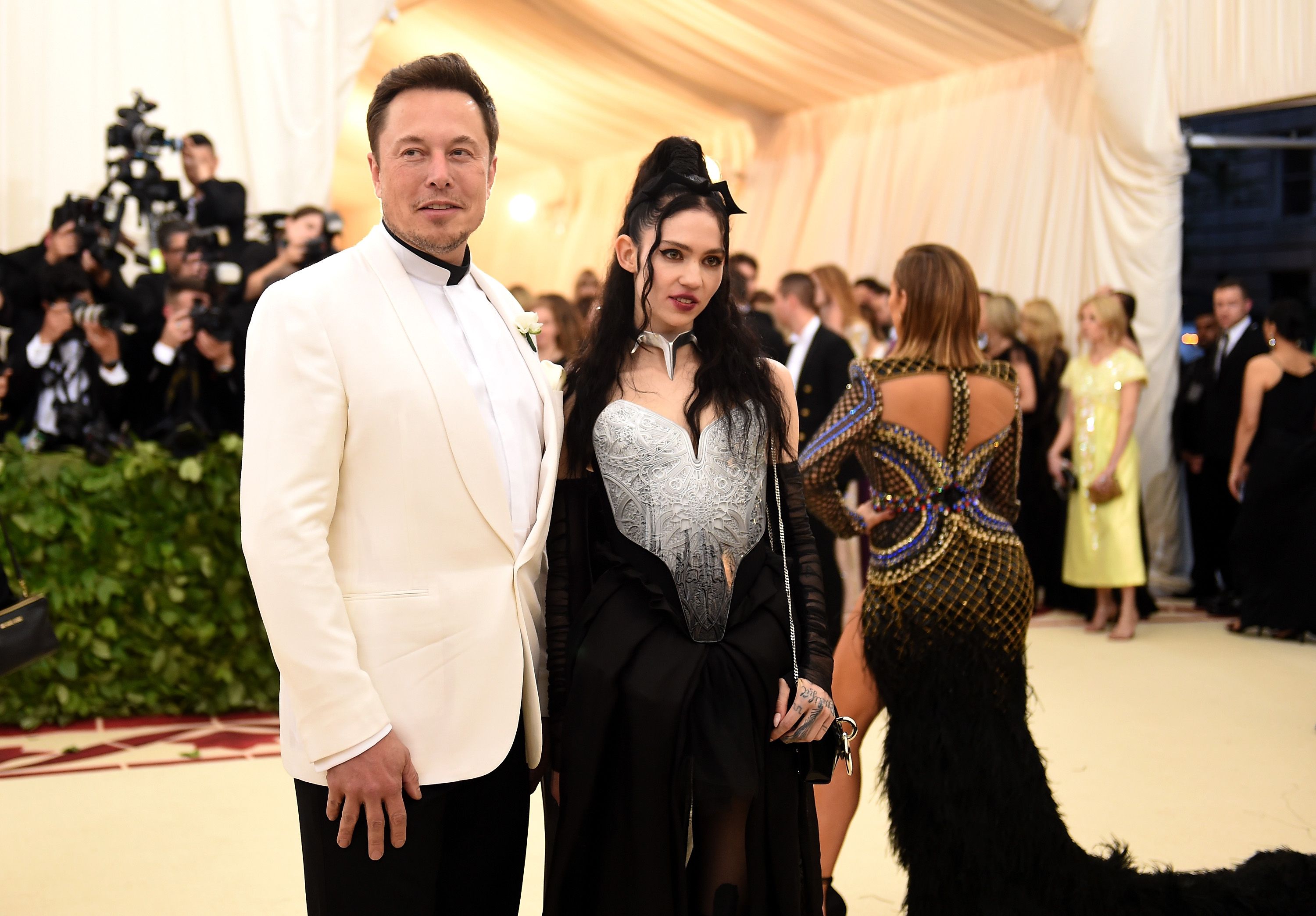 Elon Musk and Grimes at the Heavenly Bodies: Fashion & The Catholic Imagination Costume Institute Gala at The Metropolitan Museum of Art on May 7, 2018 | Photo: Getty Images