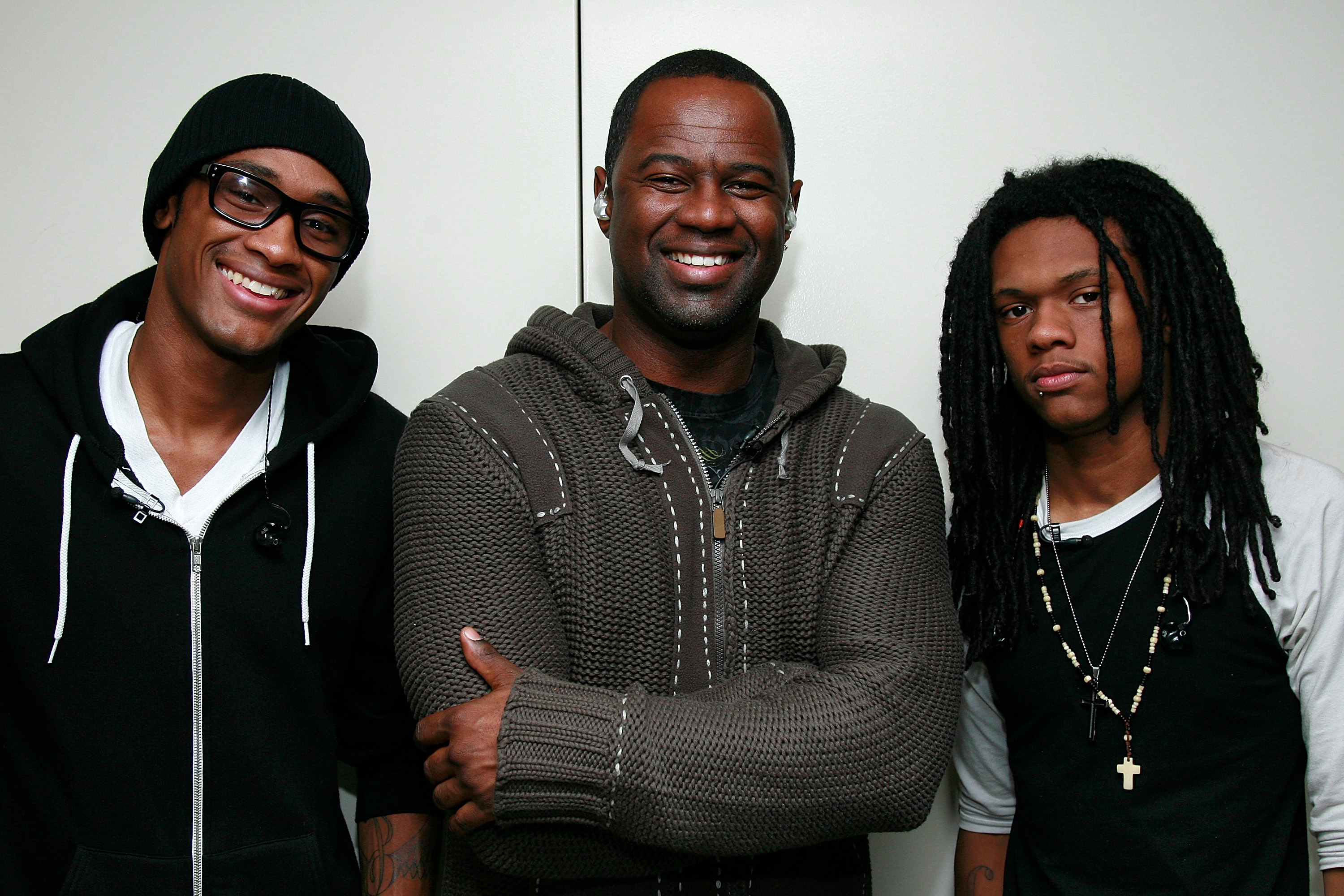 Brian McKnight and sons Brian Jr. and Niko visit FOX's "The Morning Show with Mike and Juliet" on December 15, 2008 | Source: Getty Images