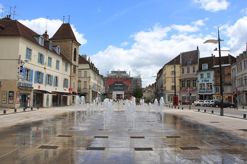 La photo de Lons-le-Saunier (Jura, Franche-Comté, France) | Source: Wikipedia La photo de Lons-le-Saunier (Jura, Franche-Comté, France) | Source: Wikipedia