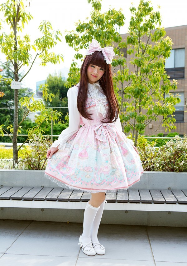 A girl in Lolita fashion | Source: Flickr