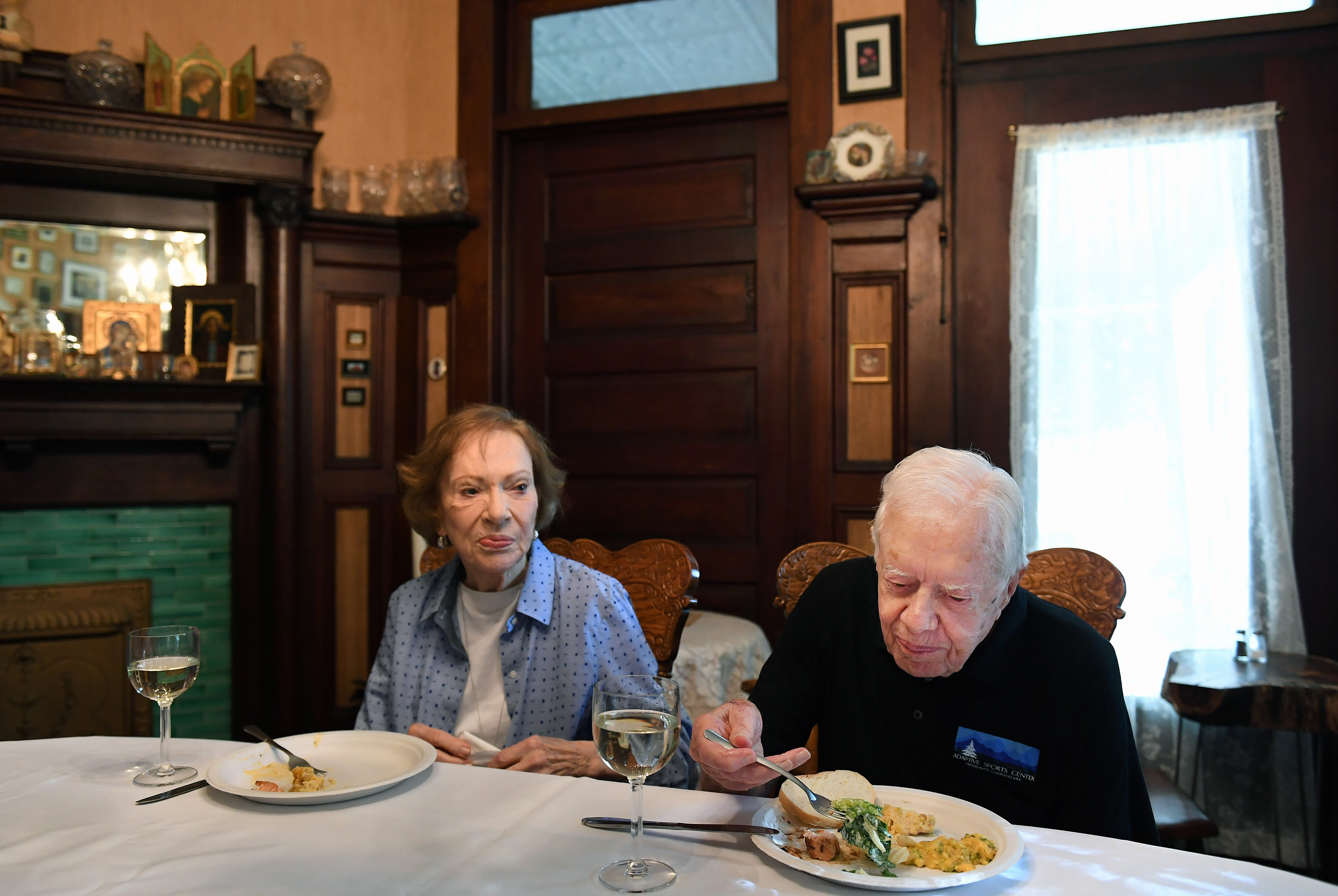 Jimmy Carter and his wife Rosalynn, enjoying a meal at the home of their close friend, Jill Stuckey on August 4, 2018 in Plains, Georgia | Source: Getty Images