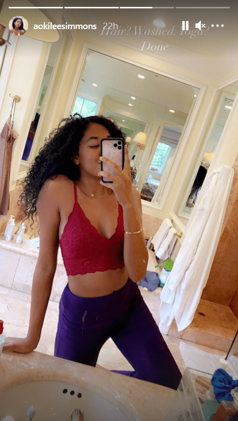 Aoki Lee Simons shares a mirror selfie in a burgundy bra top. | Photo: Instagram/Aokileesimmons