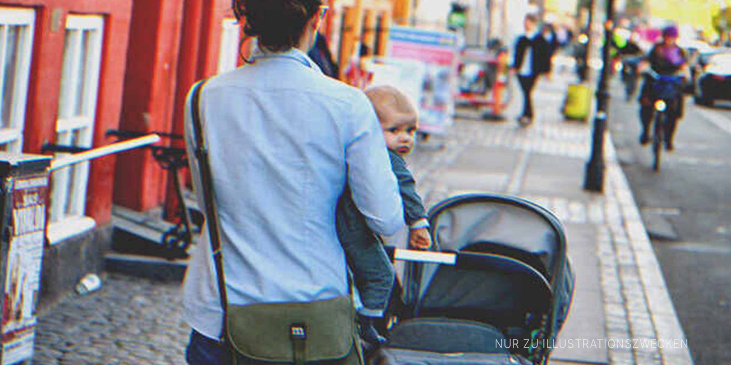 Mutter Mit Kind und Kinderwagen | Quelle: Shutterstock