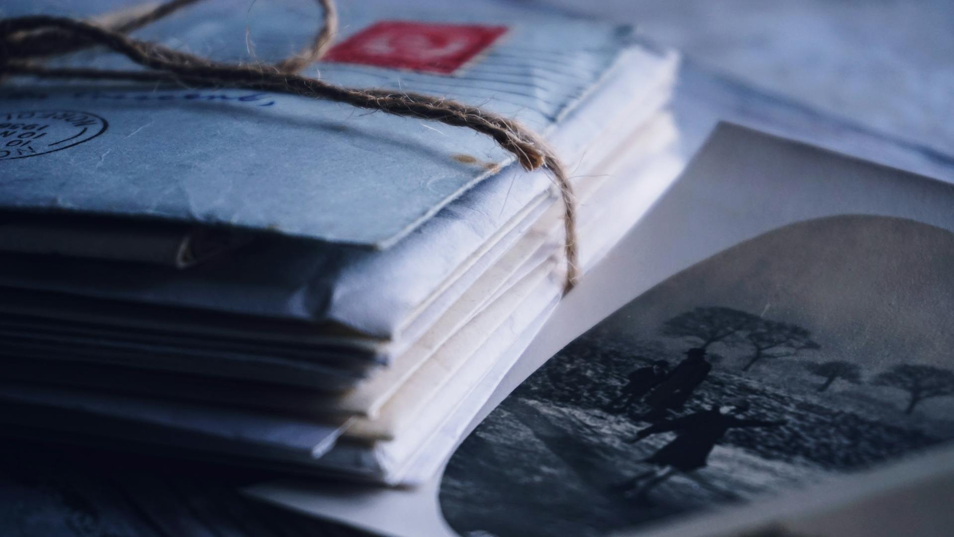 A pile of letters bound with twine | Source: Pexels