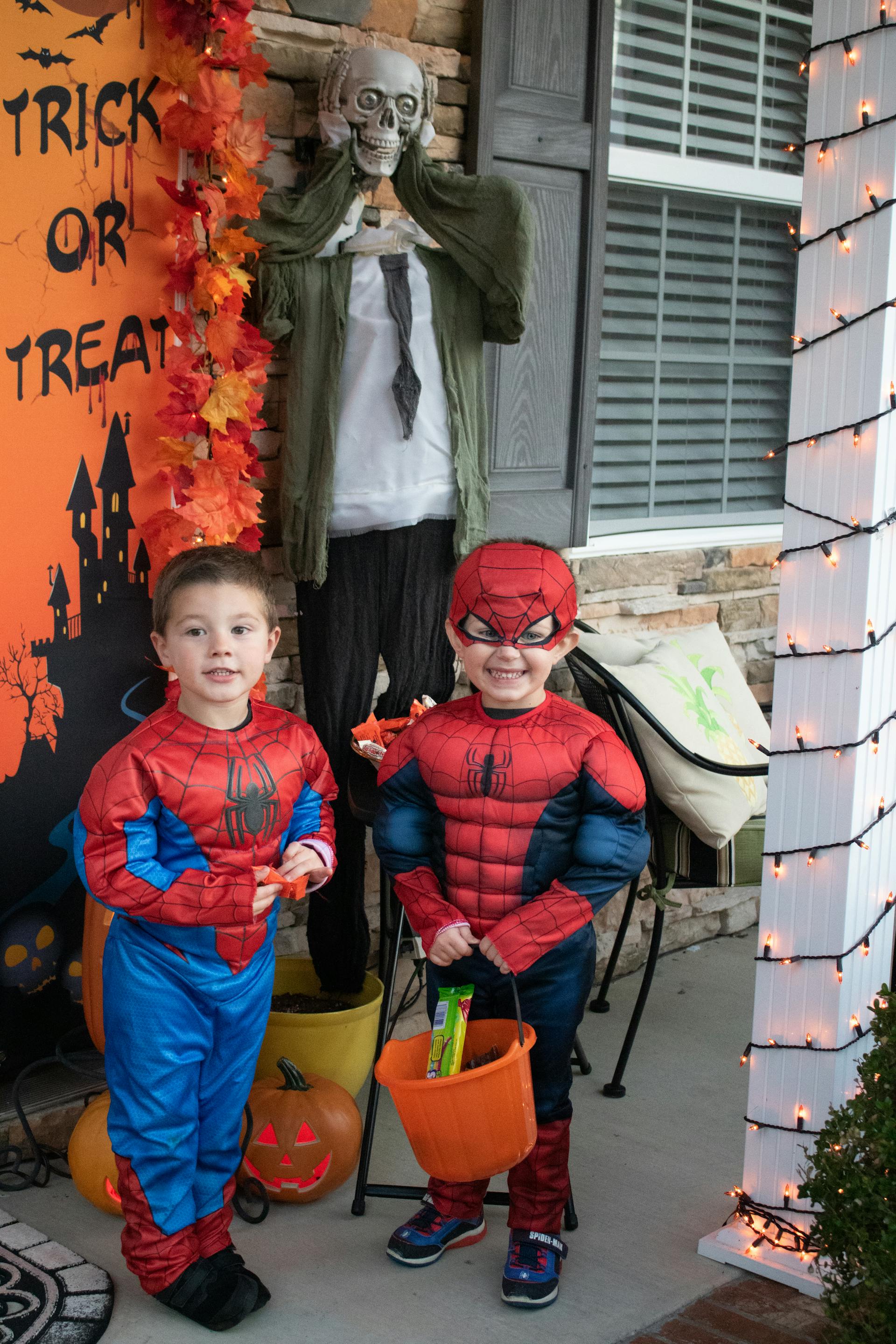 Two little boys dressed in Spiderman costumes for Halloween | Source: Pexels