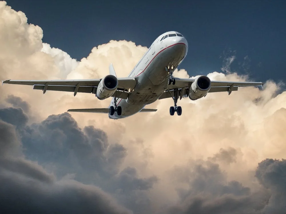 Airplane flying high above the clouds. | Photo: Pexels