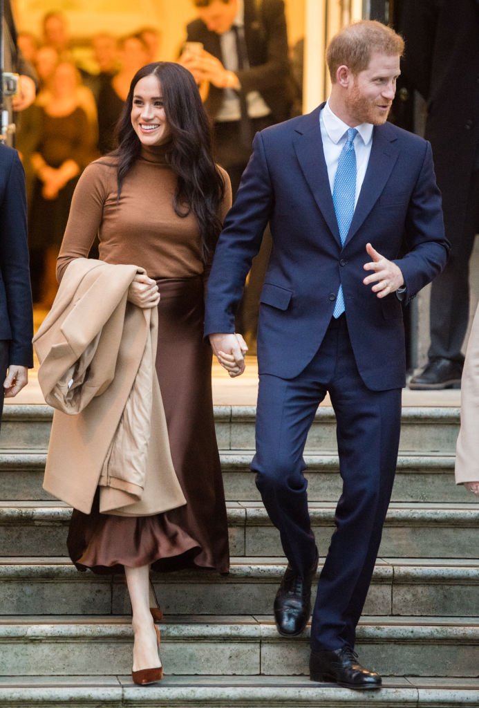El príncipe Harry y Meghan Markle saliendo de Canada House el 07 de enero de 2020 en Londres, Inglaterra. | Foto: Getty Images