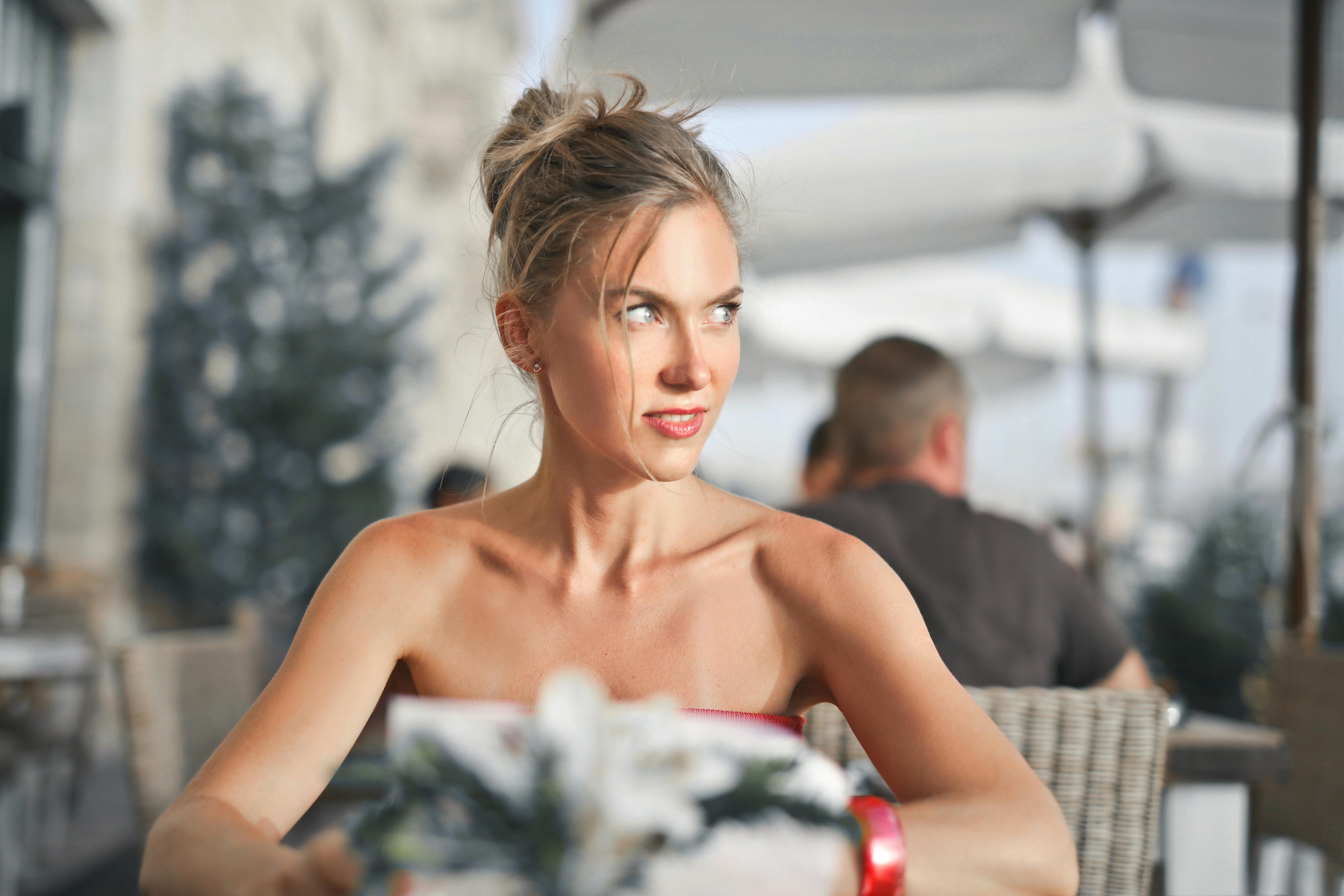A confused woman in a restaurant | Source: Pexels