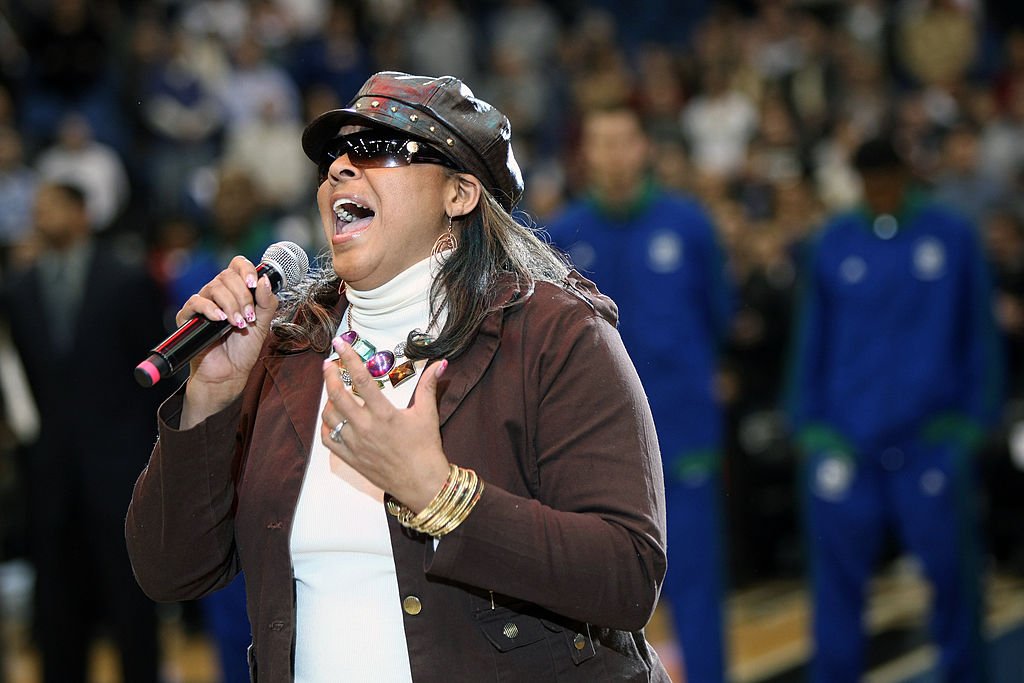 Sheila Raye Charles, daughter of the Legendary Ray Charles, performs the National Anthem on February 19, 2010 | Photo: Getty Images