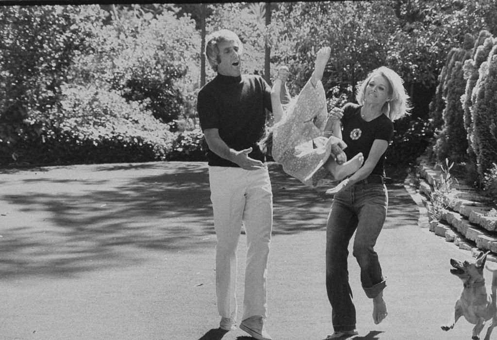 Der Komponist Burt Bacharach Jr. (L) und seine Schauspielerin Frau Angie Dickinson spielen 1974 mit ihrer Tochter in Beverly Hills. | Quelle: Getty Images
