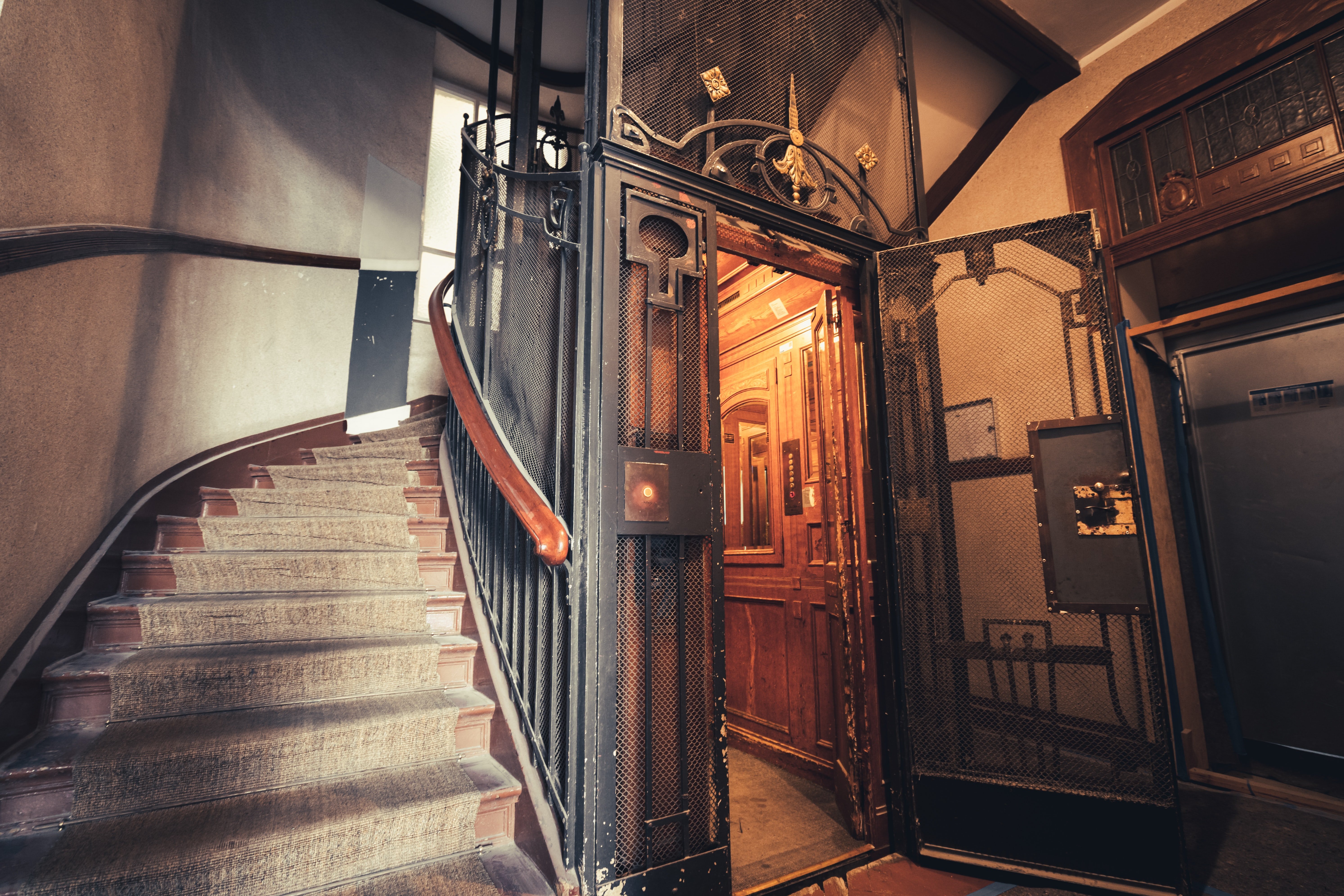 Ascensor y escaleras de un antiguo edificio. | Foto: Unsplash