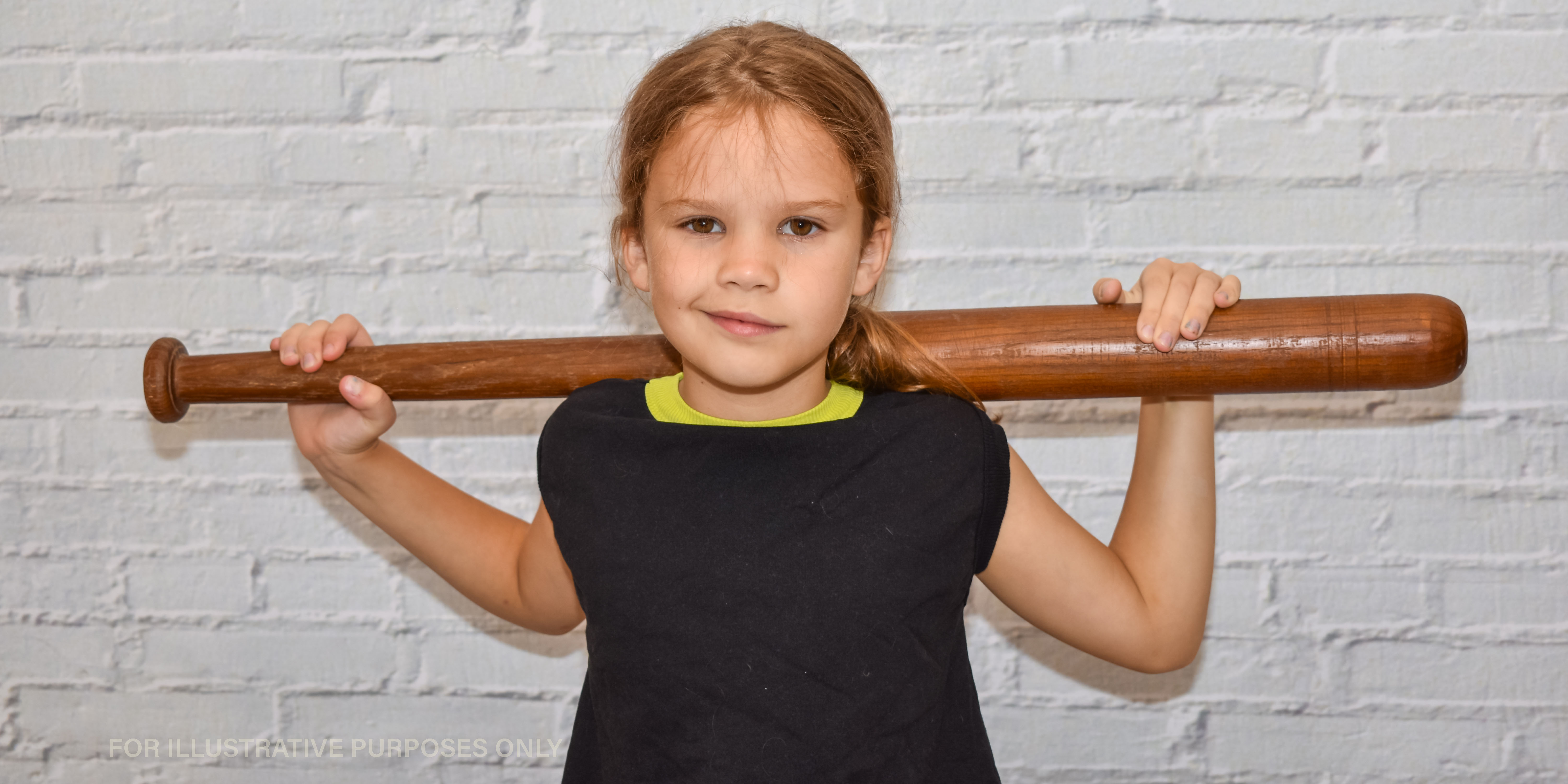 Little girl with a baseball bat. | Source: Shutterstock
