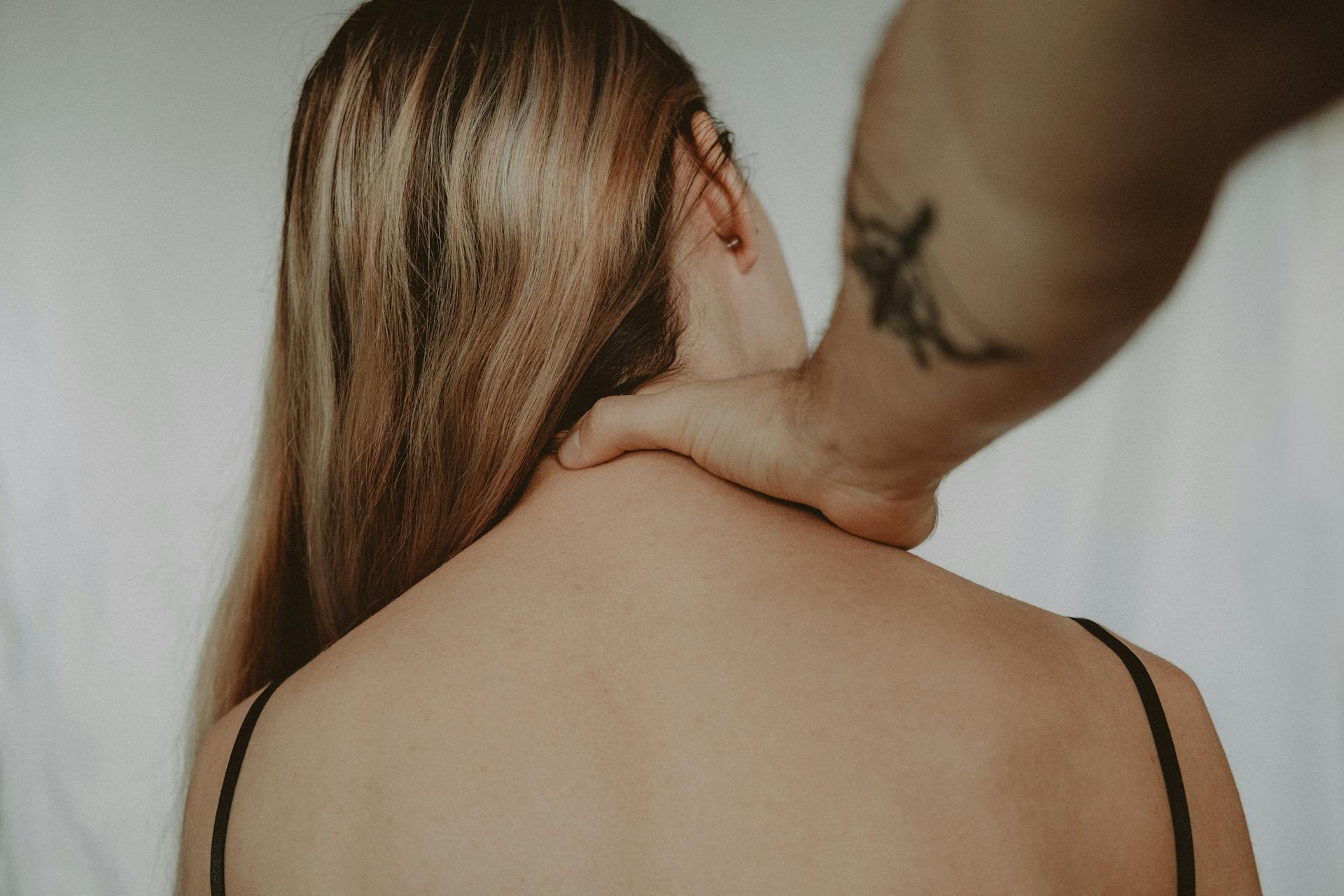 A man giving a woman a massage | Source: Pexels