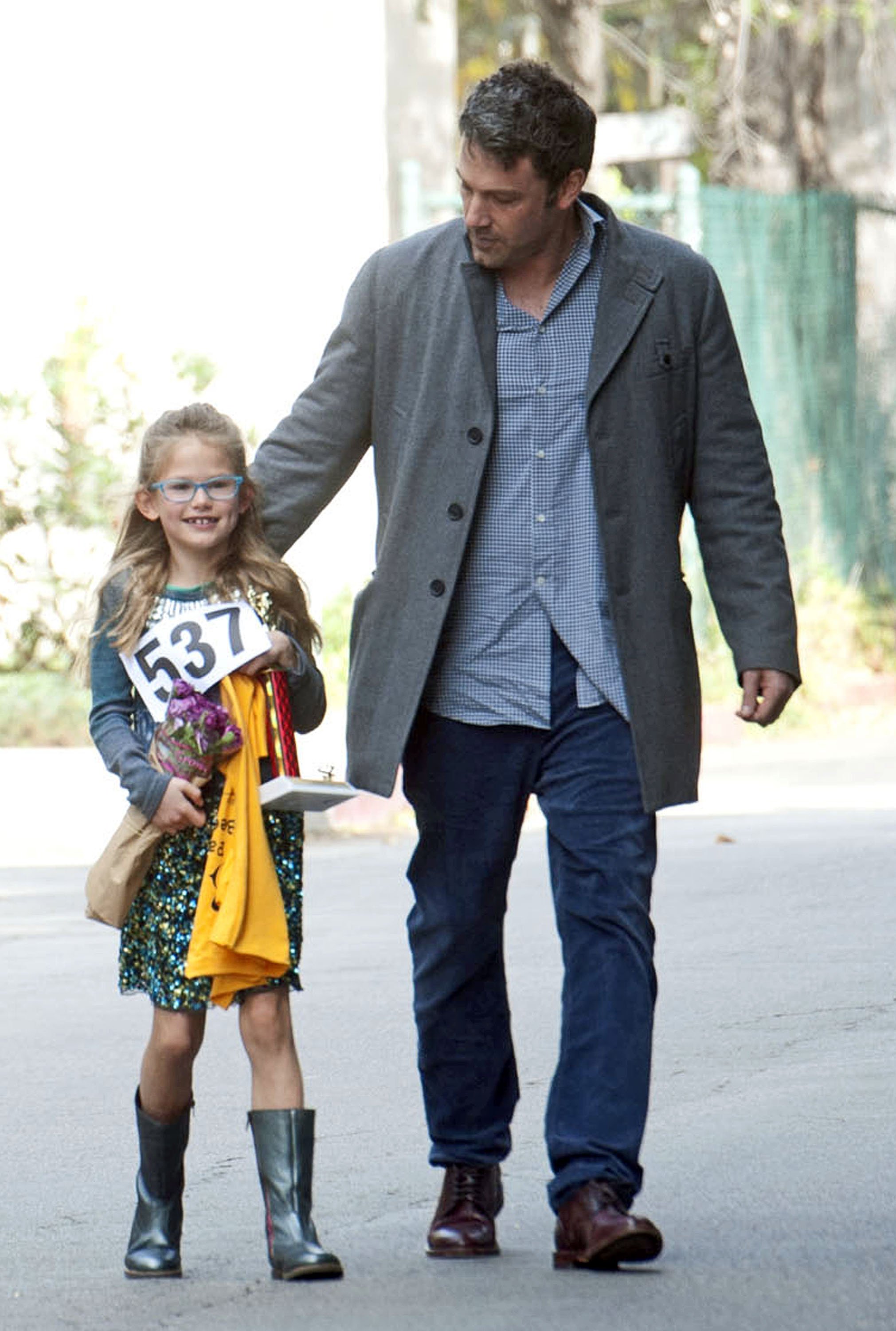 Ben Affleck con su hija Violet Anne Affleck el 9 de febrero de 2014 en Los Ángeles, California | Foto: Getty Images