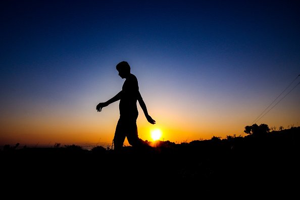 Un homme marche tôt le matin. |Photo : Getty Images