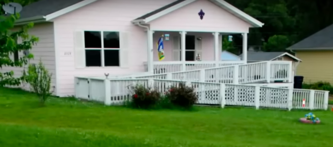 The pink house where Gypsy Rose Blanchard and Clauddine "Dee Dee" Blanchard lived posted on March 13, 2019 | Source: YouTube/ABC News