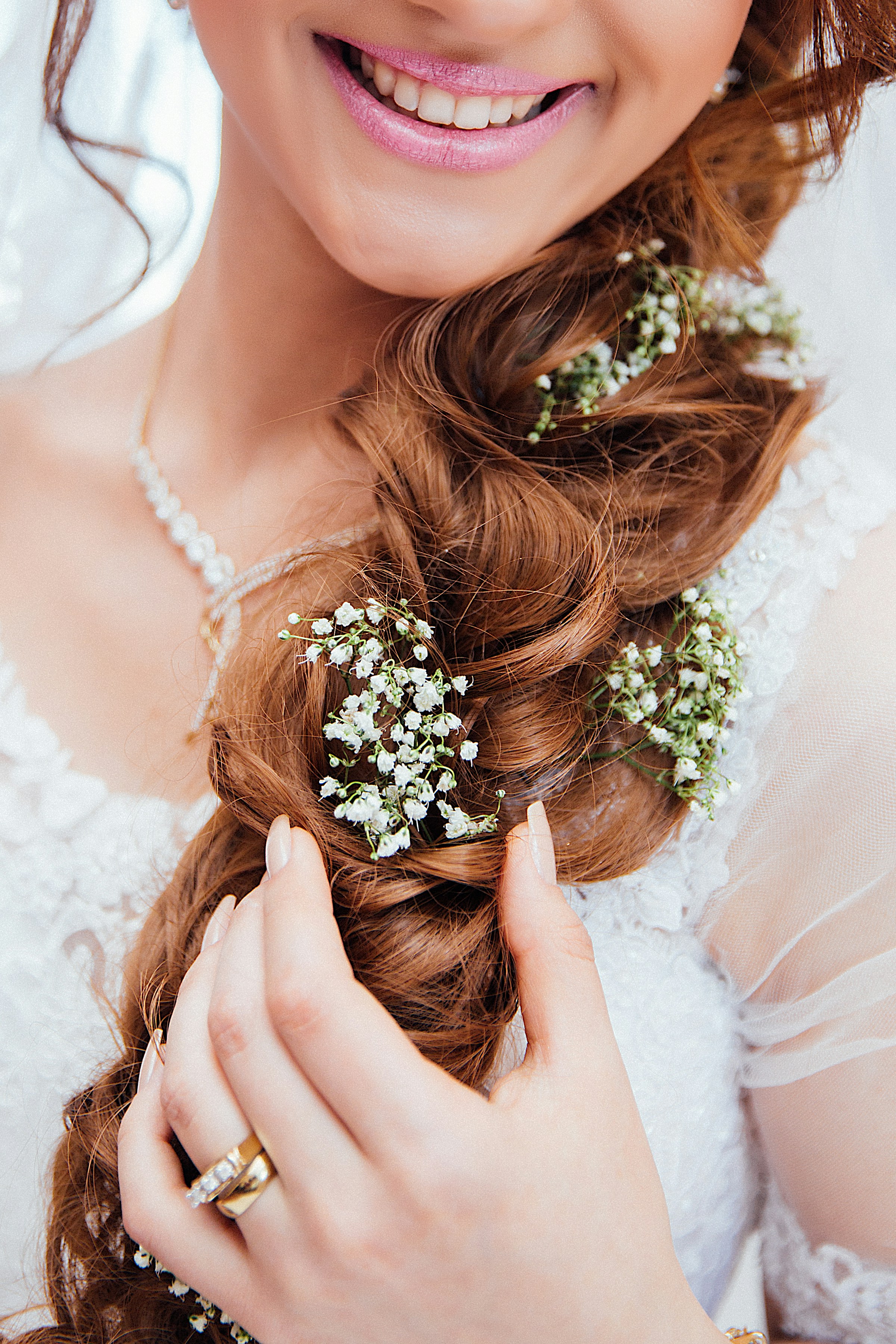 A bride smiling | Source: Unsplash