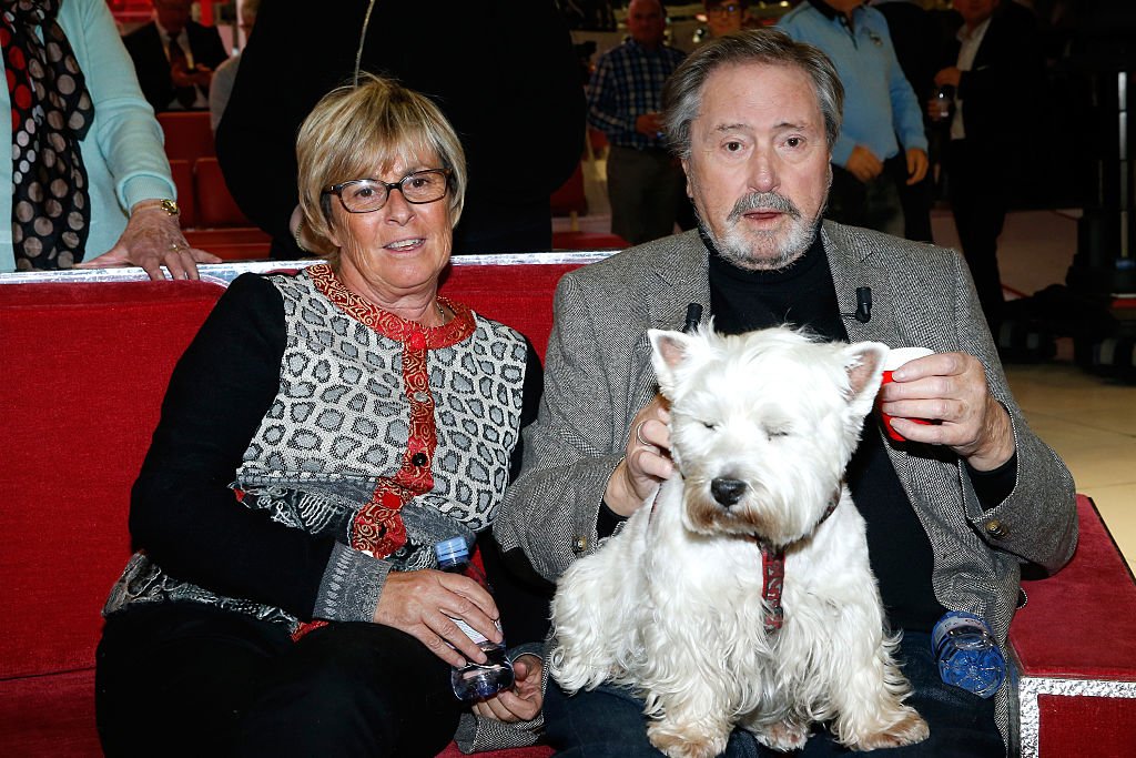 Victor Lanoux qui présente son livre “Deux heures à tuer au bord de la piscine” avec son épouse Véronique Langlois à l'émission de télévision française “Vivement Dimanche” à Pavillon Gabriel le 12 novembre 2014 à Paris. | Photo : Getty Images