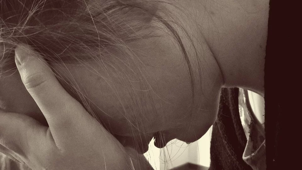 Mujer llorando desconsolada con las manos sobre su rostro. | Foto: Pixabay Mujer llorando desconsolada con las manos sobre su rostro. | Foto: Pixabay