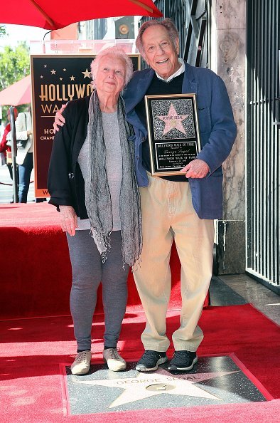 George Segal and wife Sonia Schultz Greenbaum at the Hollywood Walk of Fame on February 14, 2017 | Photo: Getty Images