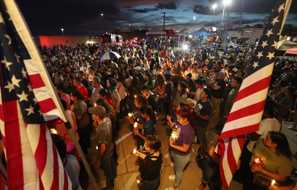 Las personas asisten a una vigilia a la luz de las velas en honor a las víctimas de un tiroteo masivo el 7 de agosto de 2019. | Foto: Getty Images Las personas asisten a una vigilia a la luz de las velas en honor a las víctimas de un tiroteo masivo el 7 de agosto de 2019. | Foto: Getty Images