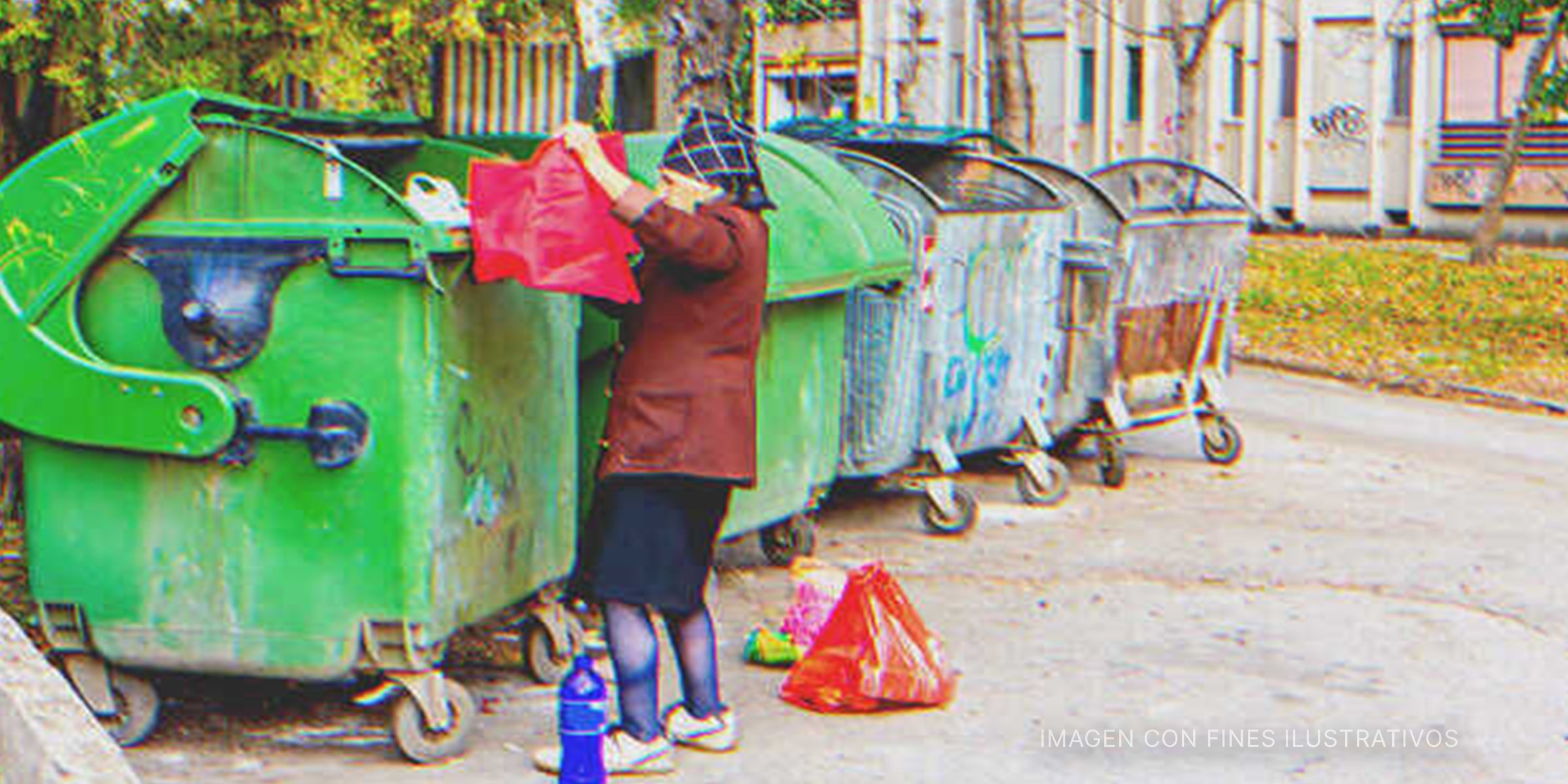 Mujer mayor rebuscando en un contenedor de basura | Foto: Shutterstock