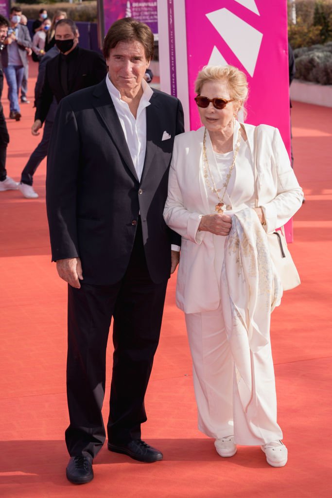  Sylvie Vartan et Tony Scotti assistent à la première et à la cérémonie de clôture de "Les Choses Humaines" lors du 47e Festival du cinéma américain de Deauville le 11 septembre 2021 à Deauville, France. | Photo : Getty Images