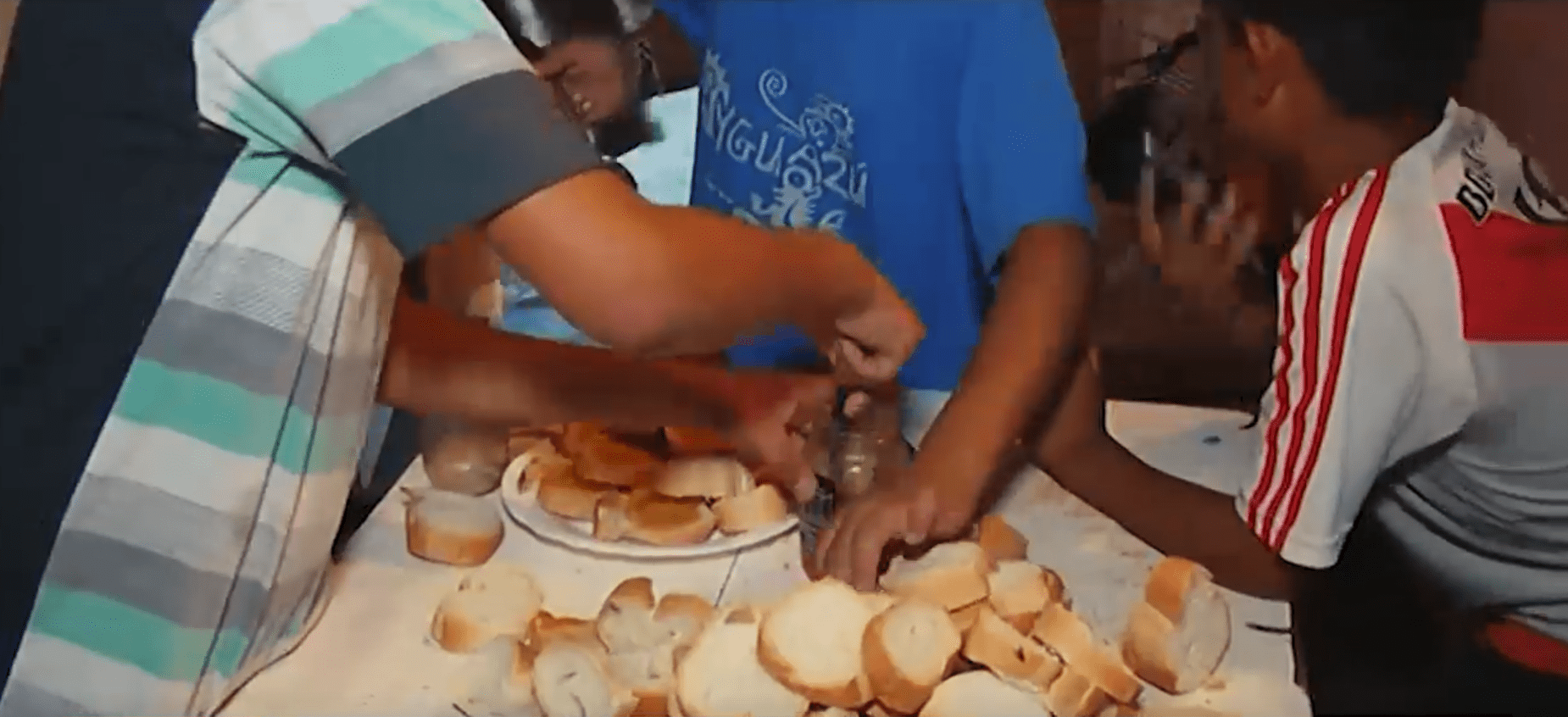 Niños de la comunidad comparten alimentos. Fuente: Telefe Noticias