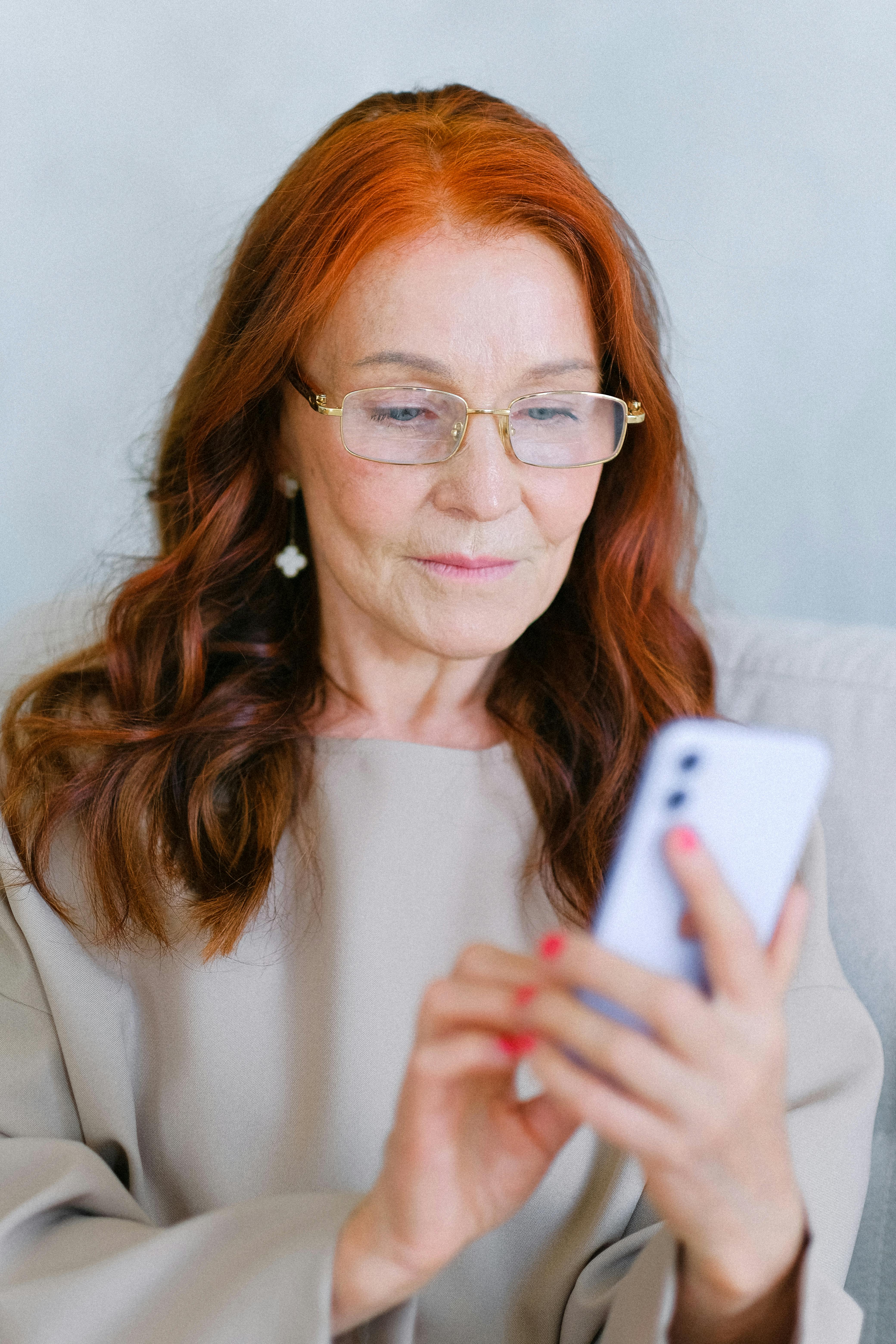 A middle-aged woman on her phone | Source: Pexels