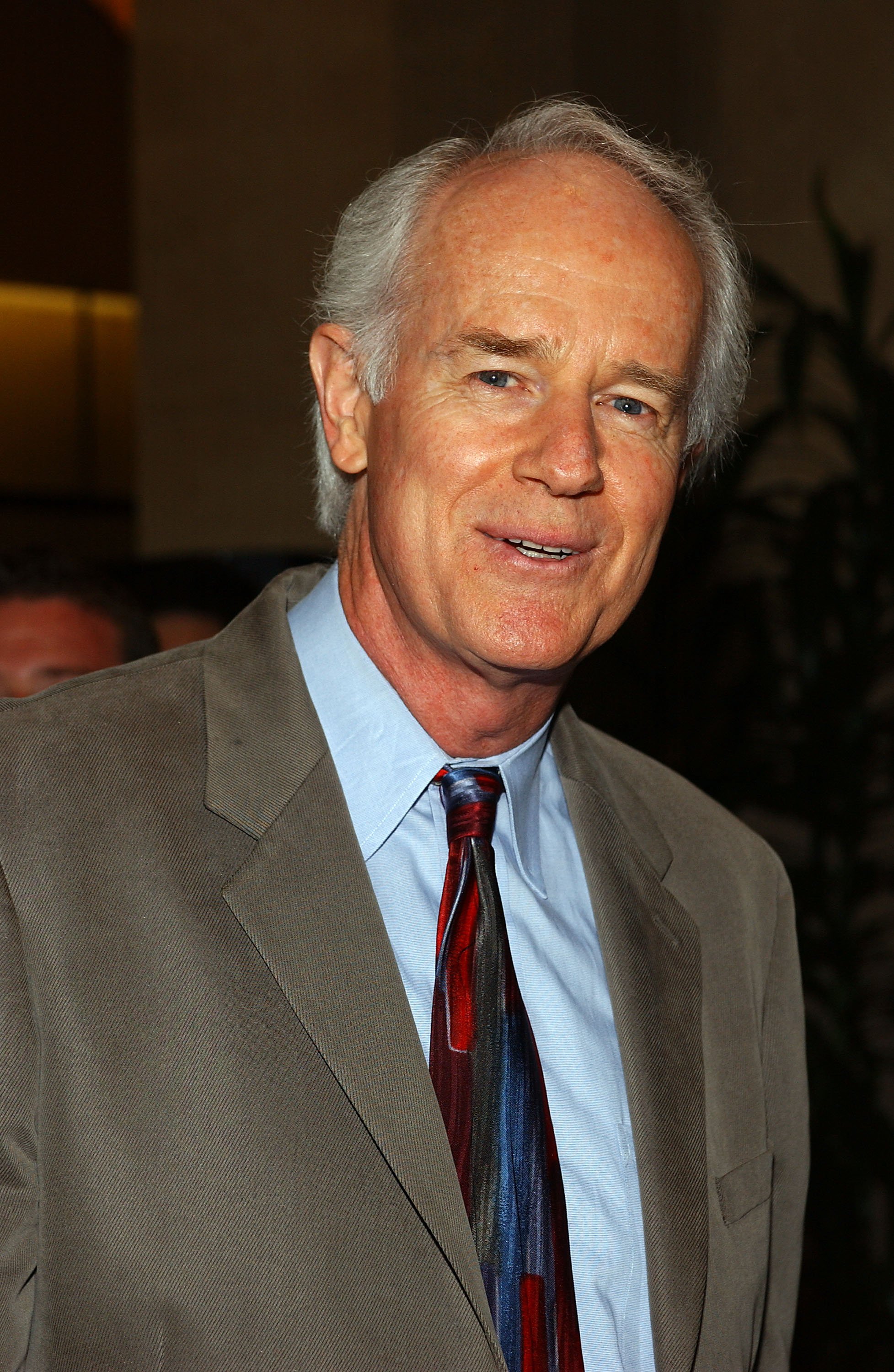 Mike Farrell arriving at the Inaugural Step Up Inspiration Awards Luncheon at the Beverly Hilton Hotel on April 30, 2004 in Beverly Hills, California ┃Source: Getty Images