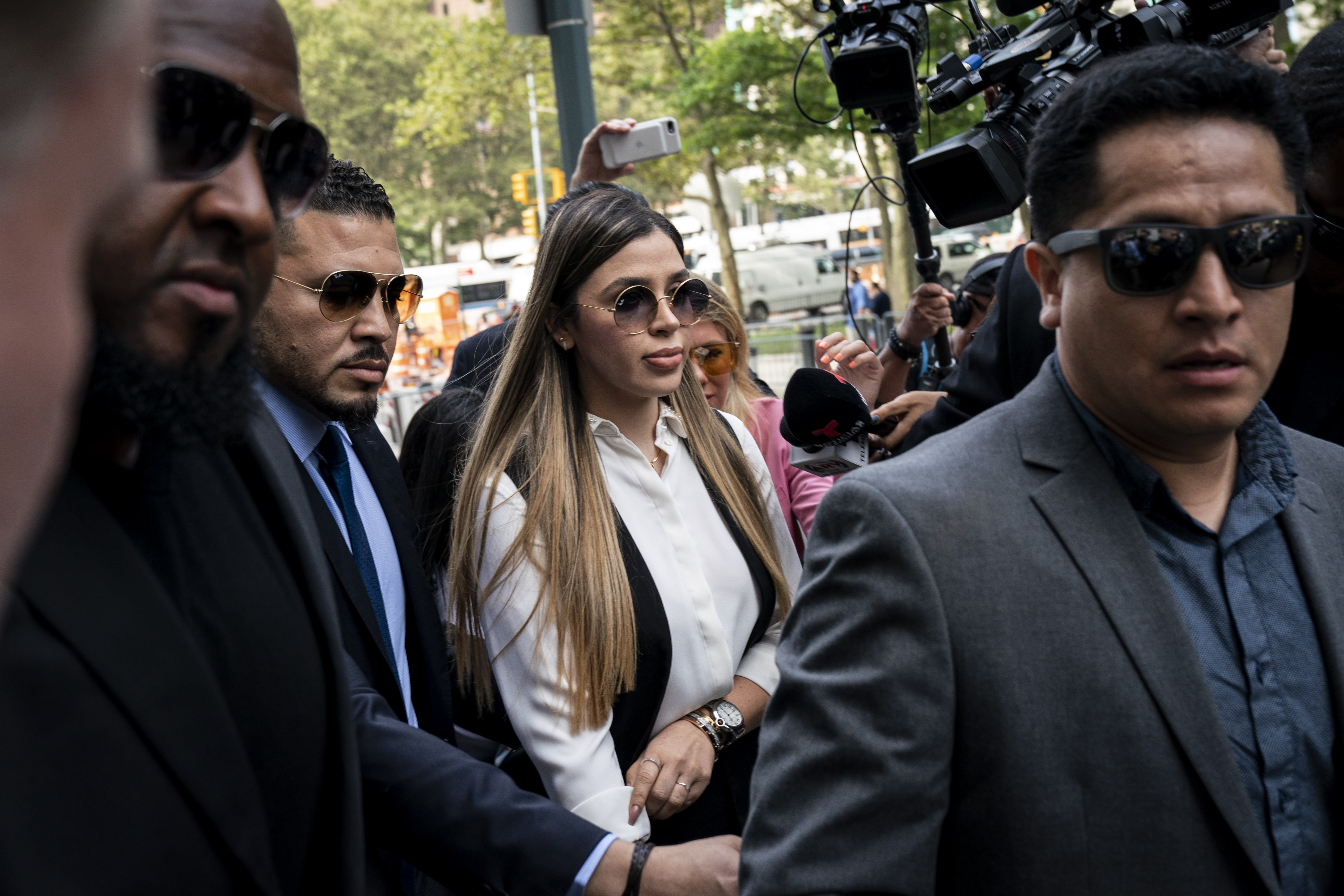 Emma Coronel rodeada de personal de seguridad el pasado 17 de julio en las afueras del tribunal que sentenció a "El Chapo" a cadena perpetua. || Fuente: Getty Images Emma Coronel rodeada de personal de seguridad el pasado 17 de julio en las afueras del tribunal que sentenció a "El Chapo" a cadena perpetua. || Fuente: Getty Images