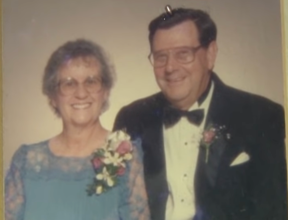 Ein Screenshot des glücklichen Ehepaars Arthur und Rosemary Schneider aus einem Nachrichtenbeitrag über den Brand ihres Hauses im Jahr 2015 | Quelle: youtube.com/@USATODAY