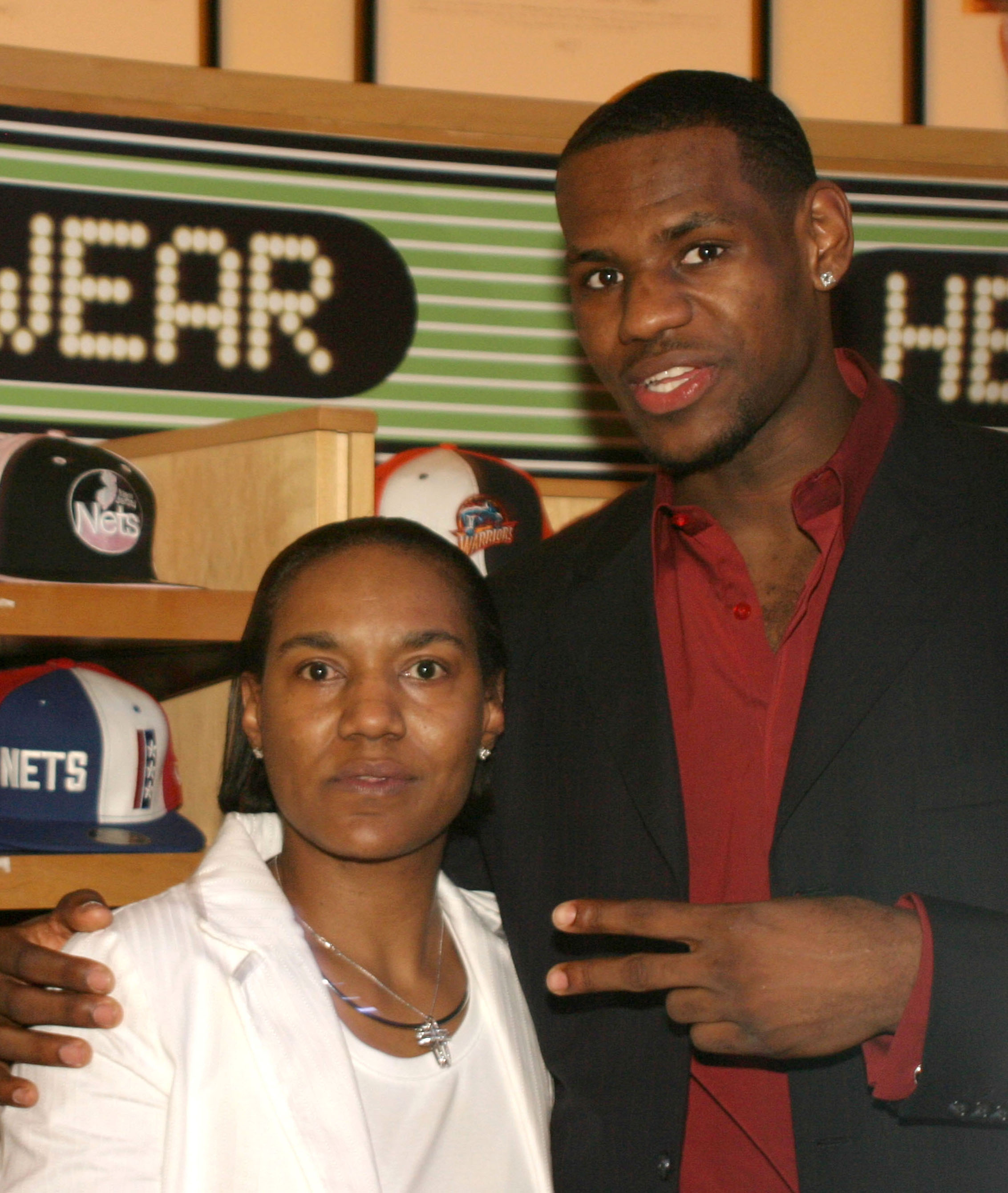 Lebron James and his mom Gloria during Got Milk? NBA Rookie Of The Year 2004 presented to LeBron James on April 20, 2004 in New York City | Source: Getty Images
