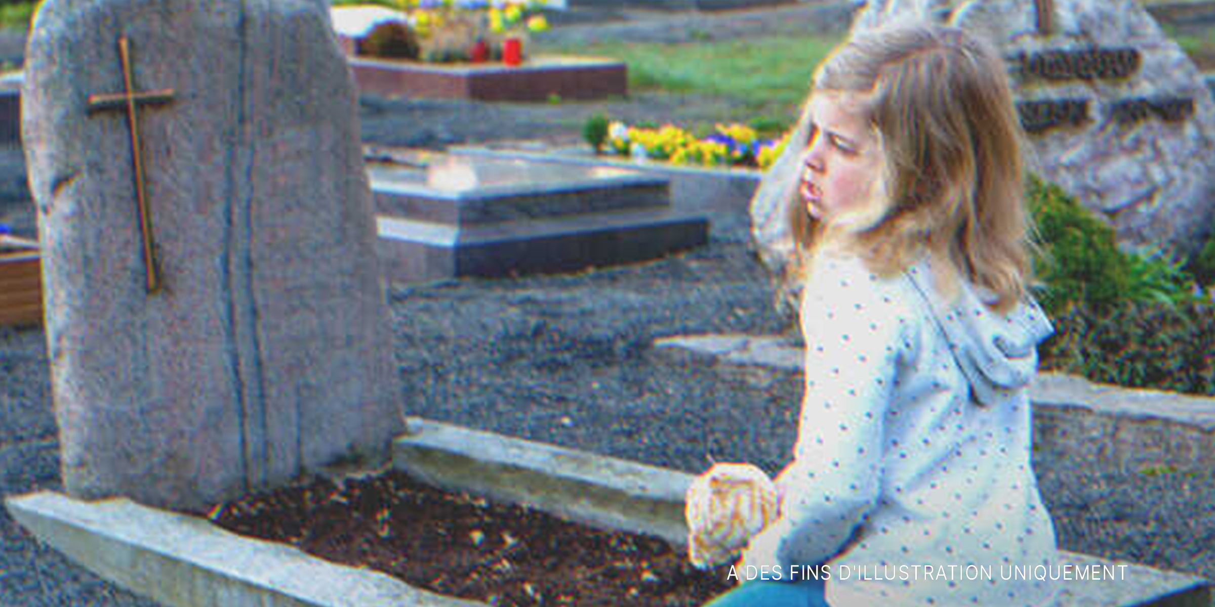 Une petite-fille devant une pierre tombale | Source : Shutterstock
