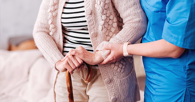 Enfermera ayuda a una mujer de la tercera edad a caminar. | Foto: Shutterstock